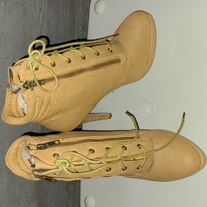 Madden Girl platform boots wheat tan size 9 4.5in heel never worn